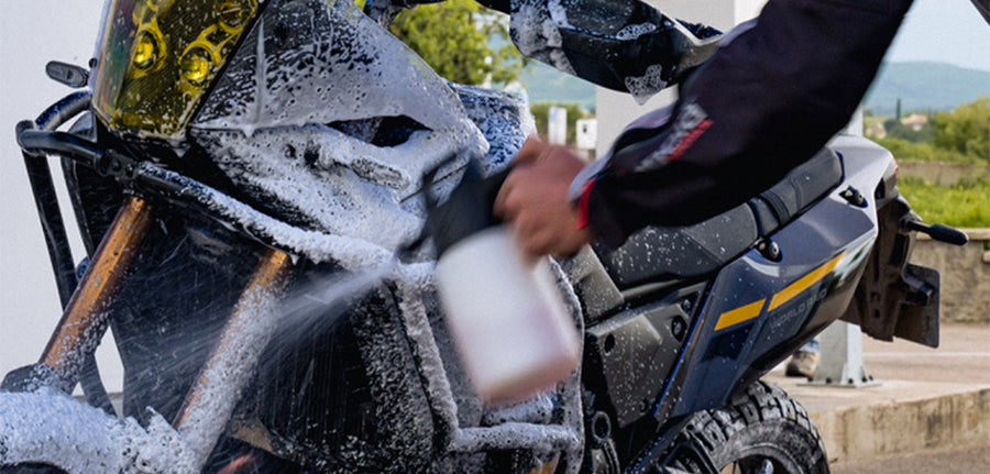 Quels sont les indispensables de l’été pour bien nettoyer sa moto ?