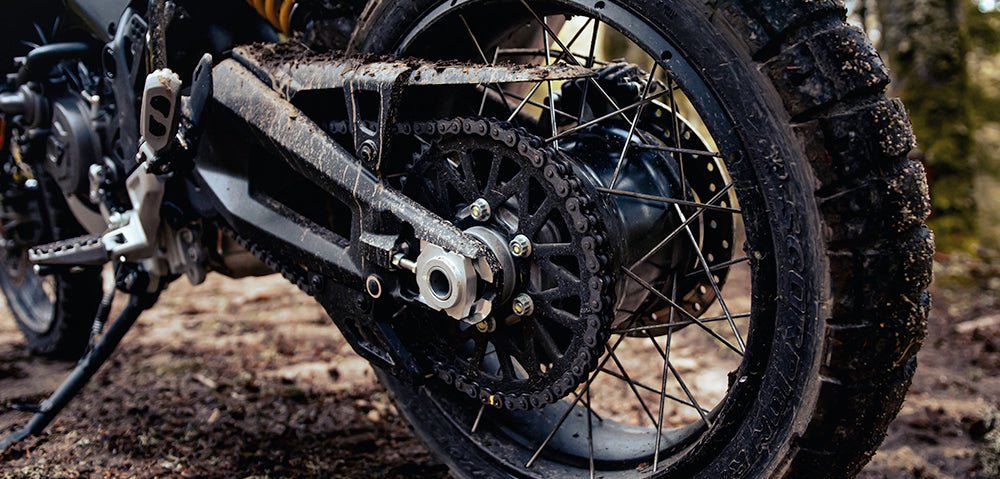 Comment bien nettoyer et entretenir sa chaîne de moto ? - Le Coin Du Lavage