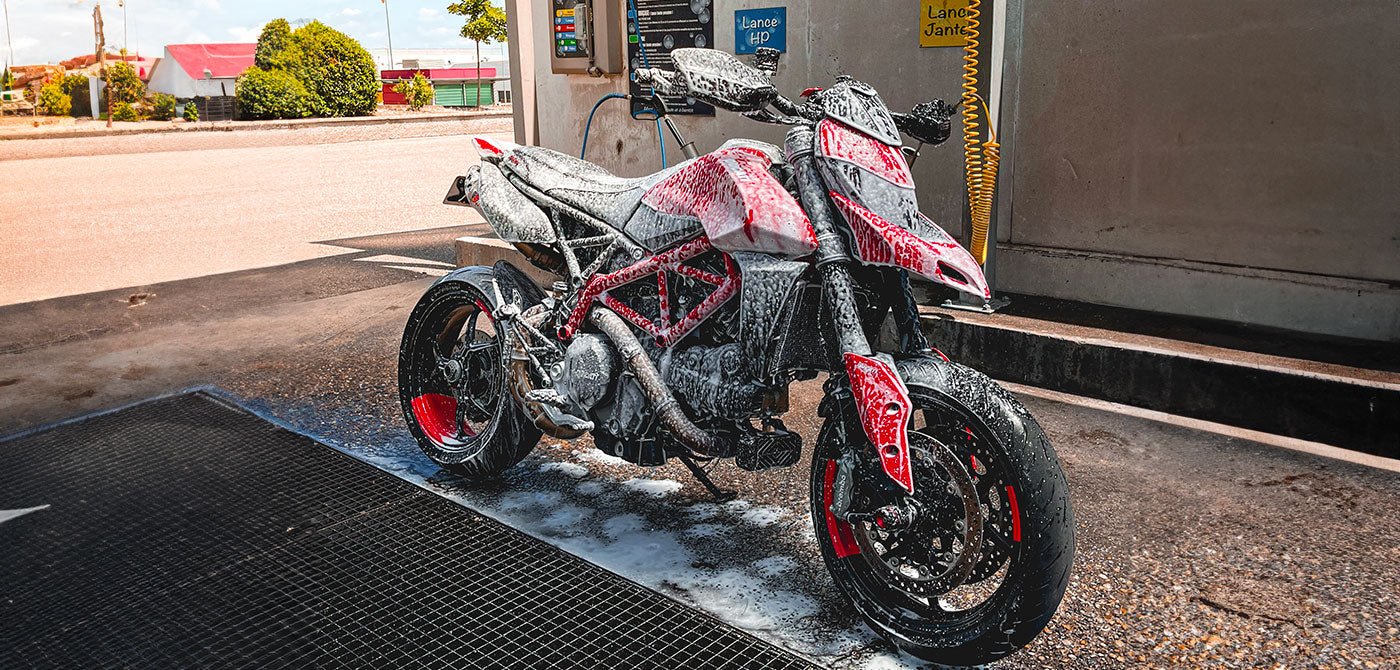 Comment laver, nettoyer sa moto en station de lavage ? - Le Coin Du Lavage